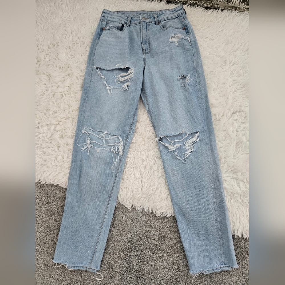American Eagle Ripped Mom Jeans. Size 6 Long. Good preowned condition.